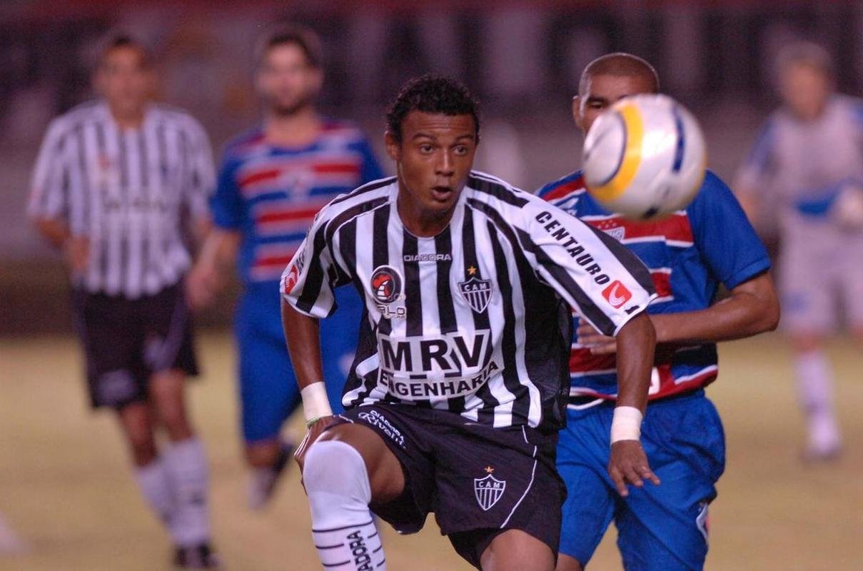 No primeiro jogo, em 12 de abril de 2006, no Mineiro, o Fortaleza venceu o Atltico por 2 a 0, gols de Alan e Preto Casagrande.