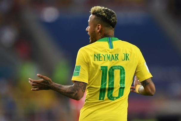 Poucas quedas, assistência e 'ousadia': a atuação de Neymar contra a Sérvia