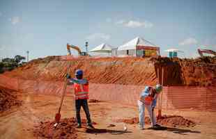 Ideia  mostrar a realidade das obras de construo do estdio do Galo
