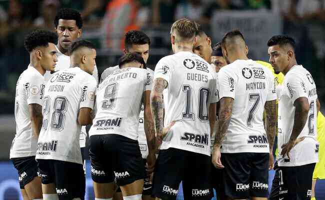 Time do Corinthians reunido durante partida contra o Palmeiras no Brasileiro
