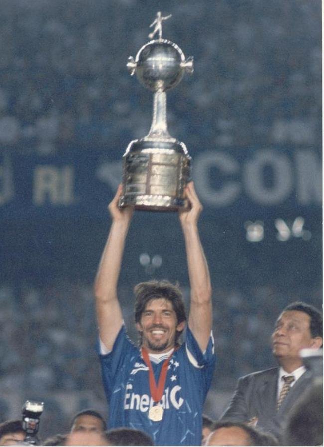 Em 1997, o Cruzeiro conquistou o bi da Copa Libertadores da Amrica. Na deciso, o clube mineiro superou o Sporting Cristal do Peru.