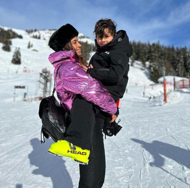 Messi, Antonela Rocuzzo e os trs filhos esto nos Alpes franceses