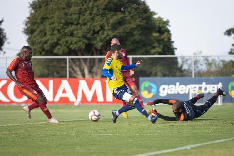 Fotos do jogo-treino entre Cruzeiro e Boa Esporte, disputado na Toca da Raposa II, em Belo Horizonte. Time celeste venceu por 2 a 0, com gols de Stnio