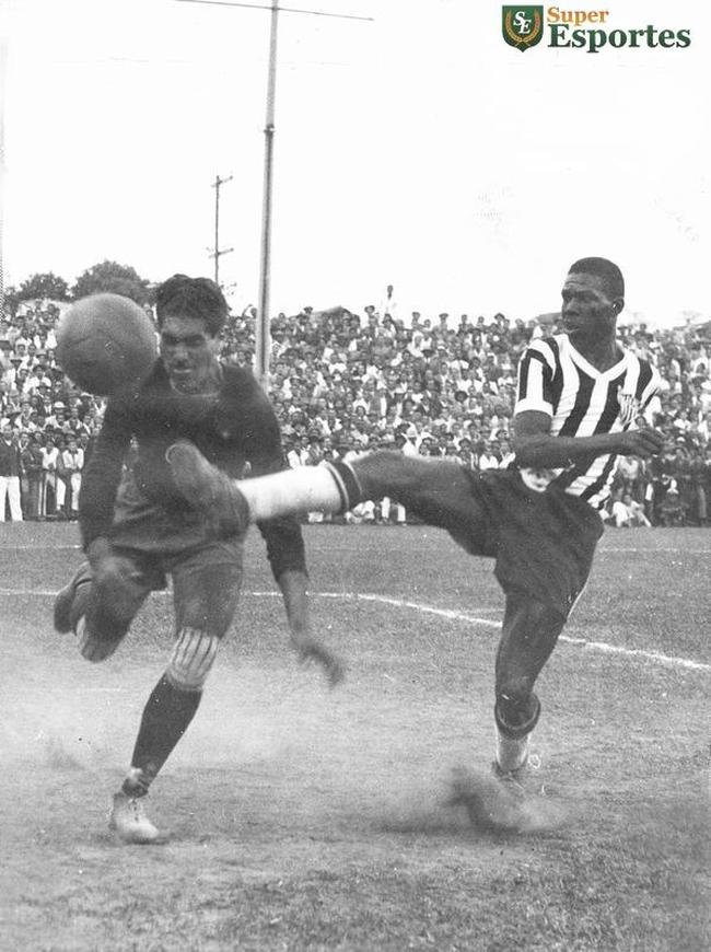 30/05/1965 - O jogador de futebol do Atltico, Mario de Sousa, e o jogador do Cruzeiro, Sinval, num lance do clssico realizado no Independncia