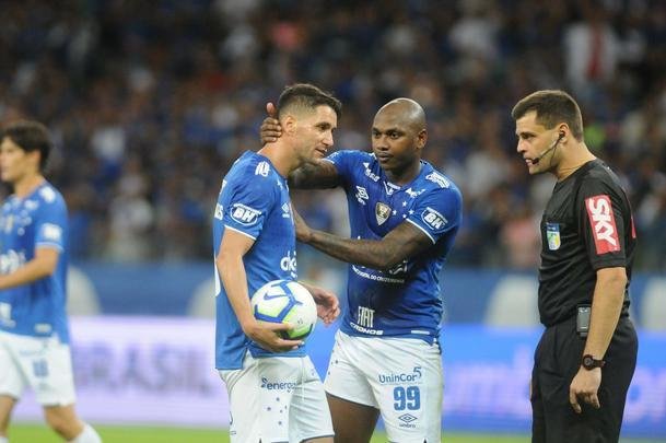 No segundo tempo, Cruzeiro perdeu pnalti com Sass, mas chegou  virada em nova cobrana, dessa vez bem executada por Thiago Neves: 2 a 1