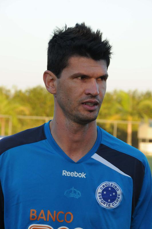 Cribari (zagueiro) - de 1998 a 2011, construiu a carreira em clubes da Itália, como Empoli, Udinese, Lazio, Siena e Napoli. Em 2011, disputou apenas cinco jogos pelo Cruzeiro. O defensor se aposentou em 2014, aos 34 anos, após passagem pelo Rangers, da Escócia.