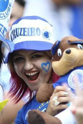 Torcida cruzeirense comea a festa dentro do estdio antes da partida decisiva contra o Grmio