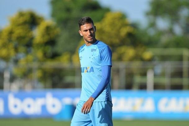 Jogadores do Cruzeiro durante treino desta sexta-feira na Toca da Raposa II