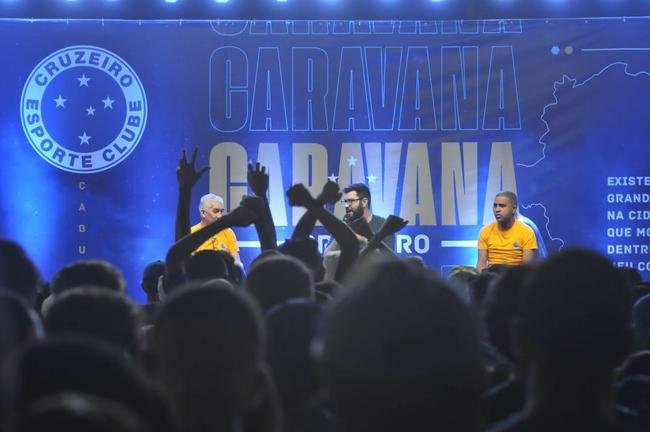 Nonato e Leandro, ex-laterais do clube, durante papo com o pblico de Conselheiro Lafaiete na Caravana do Cruzeiro