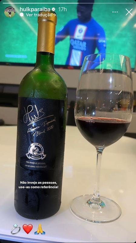 Hulk publicou foto de vinho personalizado no fim das frias.