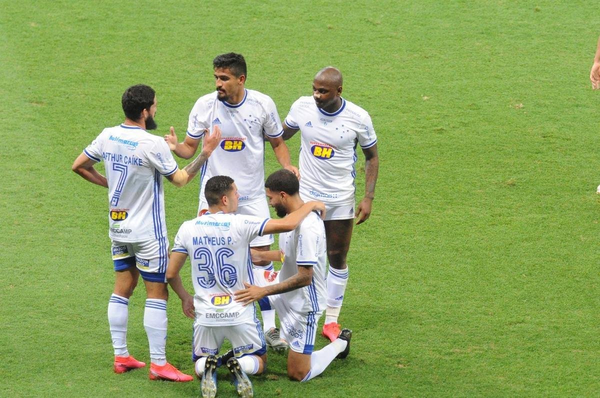 Fotos da comemorao de Filipe Machado aps o gol de falta