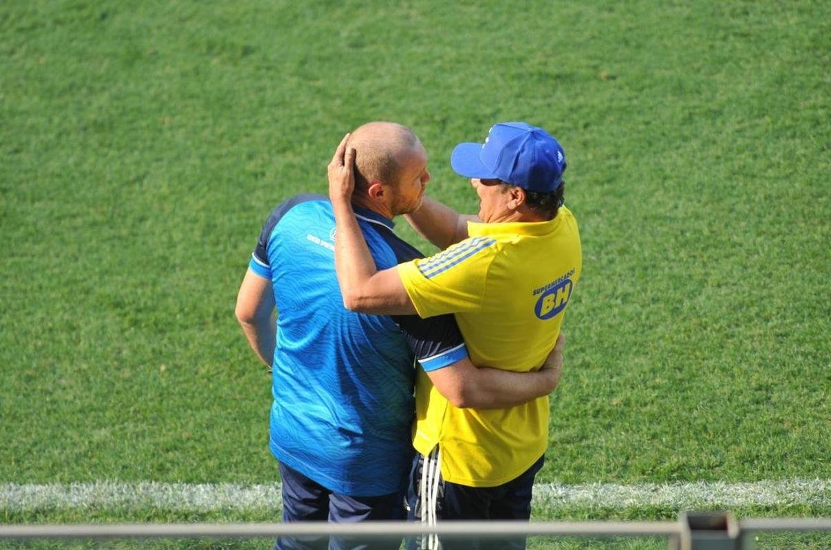 Ex-tcnico do Cruzeiro, Mozart cumprimentou Vanderlei Luxemburgo e todos os jogadores da Raposa antes do duelo com o CSA