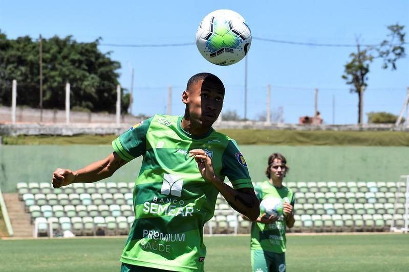 Ademir: o atacante 'Fumacinha' tem contrato com o Coelho até dezembro de 2021.