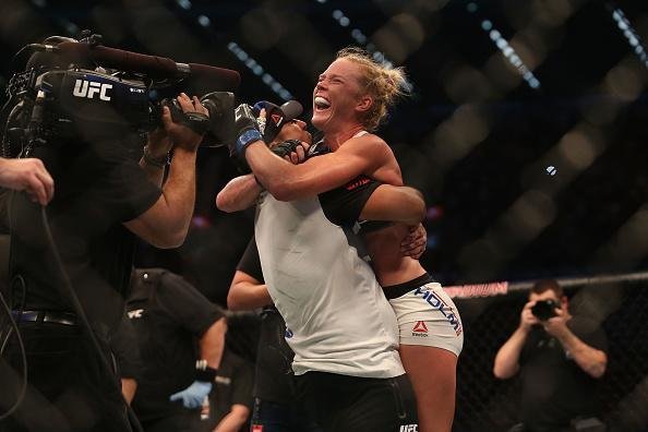 Ronda Rousey  nocauteada por Holly holm no segundo round e perde cinturo do peso galo feminino do UFC, na luta principal em Melbourne