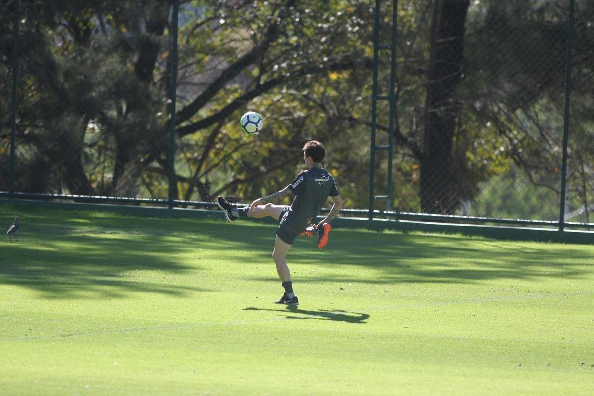 Na Cidade do Galo para tratamento de leso, Bernard, ex-jogador do Atltico e atualmente sem clube, foi a campo e atendeu torcedores 