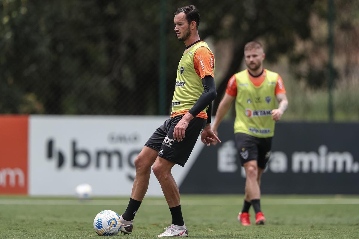 Aps a vitria por 2 a 1 sobre o Cuiab, neste domingo (24), pelo Campeonato Brasileiro, o elenco do Atltico se reapresentou e treinou na tarde desta segunda-feira (25), na Cidade do Galo, em Vespasiano. As atividades visaram o duelo de volta da semifinal da Copa do Brasil, contra o Fortaleza, que ocorrer na quarta-feira (27). Por ter vencido o jogo de ida por 4 a 0, no Mineiro, o Galo tem vaga encaminhada na deciso do principal torneio mata-mata do pas.