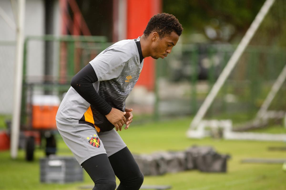 No primeiro trabalho, houve um treinamento tático, que exigia troca de passes e triangulações dos jogadores, com o elenco dividido em grupos de três atletas cada. Em seguida, os jogadores foram divididos em dois grupos no mesmo campo para o trabalho específico por setores de defesa e ataque. De um lado, os zagueiros, laterais e volantes participaram de um treino tático de posicionamento com o auxiliar Daniel Cerqueira. Do outro, os meias e atacantes fizeram um trabalho específico de passe e finalização sob o comando do técnico Daniel Paulista.