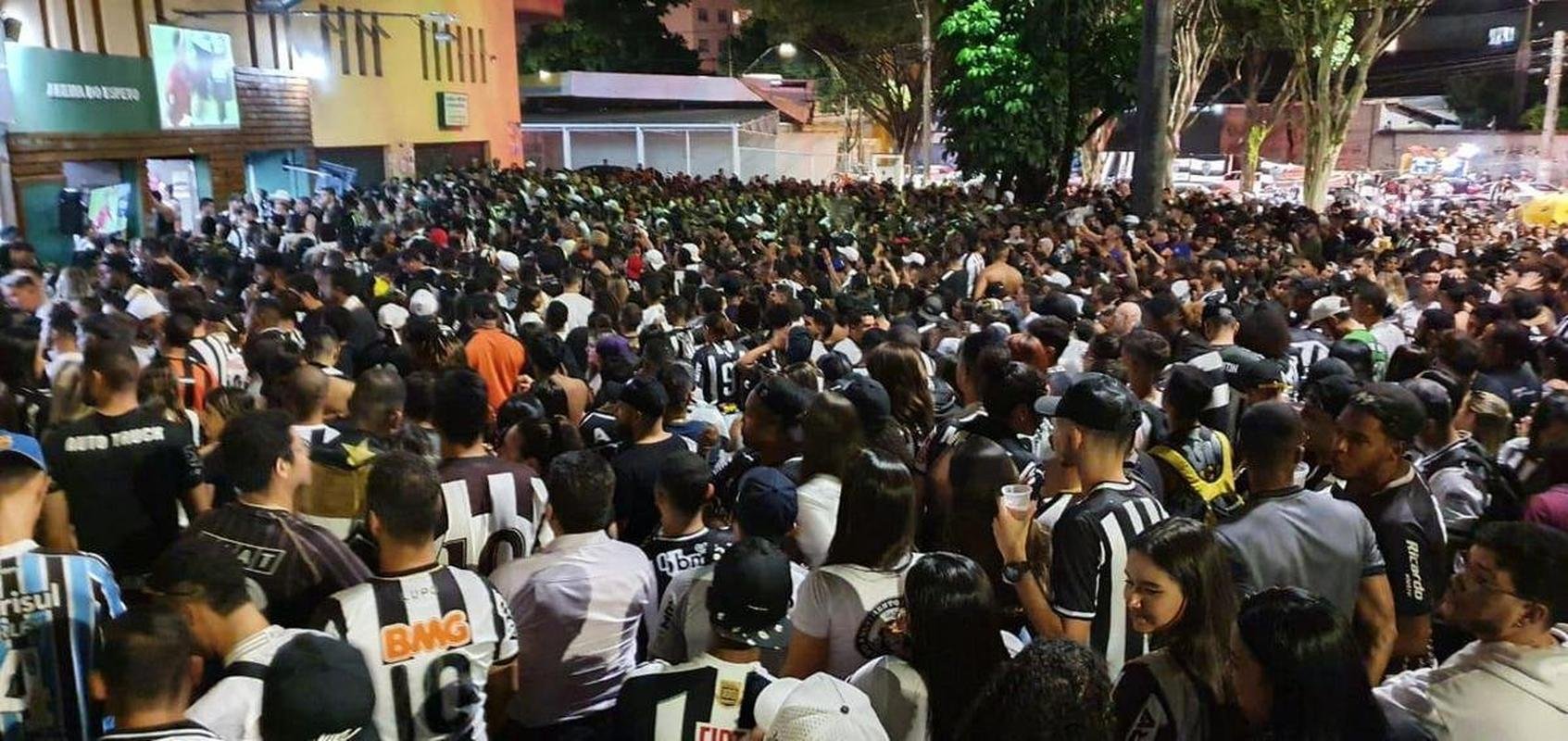 Nesta quinta-feira (2), torcedores do Atltico lotaram os bares de BH para acompanhar Bahia x Galo, jogo adiado da 32 rodada do Campeonato Brasileiro. Na imagem, Arena do Espeto.