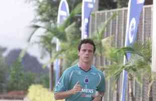 Fernando Diniz foi contratado como jogador pelo Cruzeiro em agosto de 2004. O ex-meia teve uma curta passagem pela equipe celeste, com apenas oito partidas, sem balanar as redes