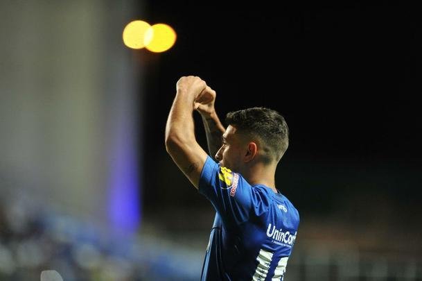 Com gols de Thiago Neves, Arrascaeta e Ded, Cruzeiro goleou a Chapecoense por 3 a 0