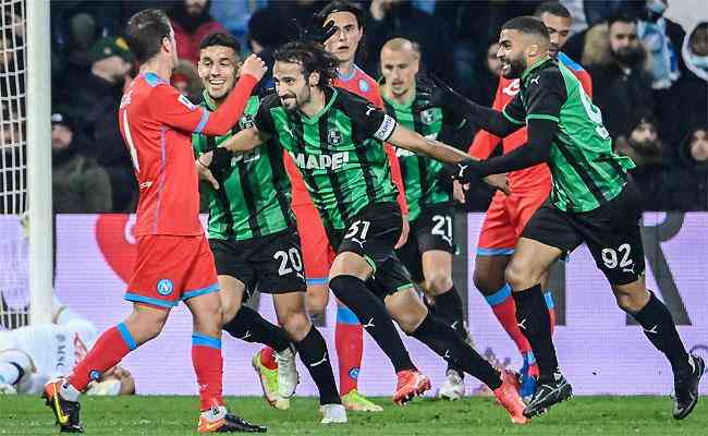 Napoli abre vantagem de 2 a 0, mas cede empate ao Sassuolo, que tira pontos de mais um favorito