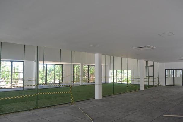 Academia do CT ainda est em obras, mas j tem rea com grama artificial e piscina