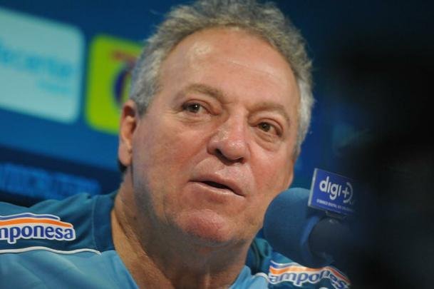 Em sua apresentao, Abel Braga diz que quebrou regra particular para ajudar Cruzeiro a escapar do rebaixamento e prometeu time ofensivo para recuperar respeito ao clube.