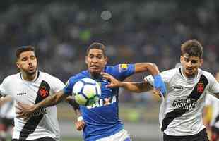 Raniel empatou para o Cruzeiro aos 15 do segundo tempo, com toque de cobertura: 1 a 1