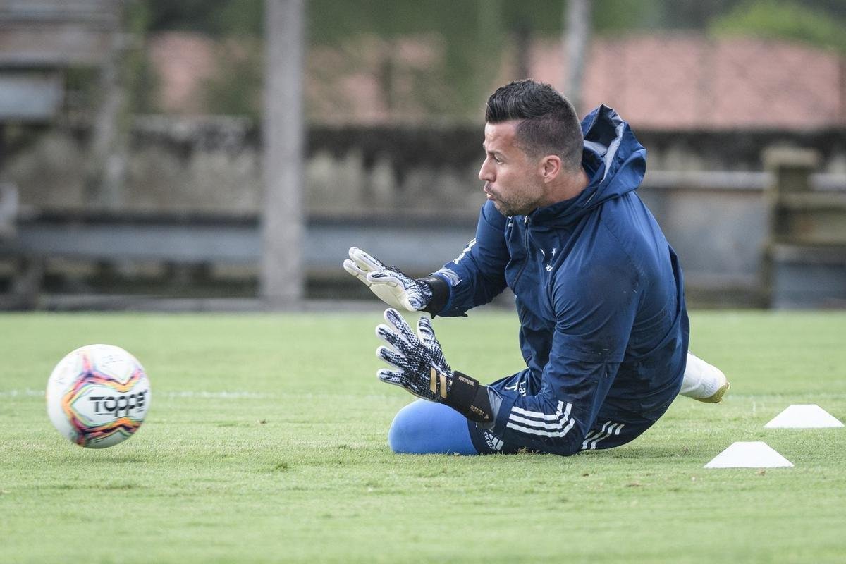 Felipo comandou primeiro treino no retorno ao Cruzeiro na vspera da partida contra o Operrio, pela Srie B. Atividade aconteceu no CT do Caju, em Curitiba