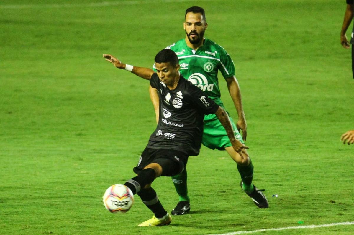 Pela primeira vez, Nutico e Chapecoense se enfrentaram em um jogo oficial. Alm do adversrio, outro detalhe chamou a ateno: o Timbu usou de maneira indita um uniforme preto durante a primeira etapa da partida. 