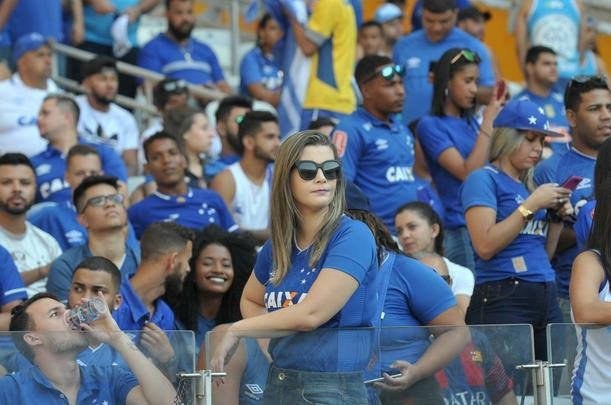 Imagens das torcidas de Cruzeiro e So Paulo no Mineiro