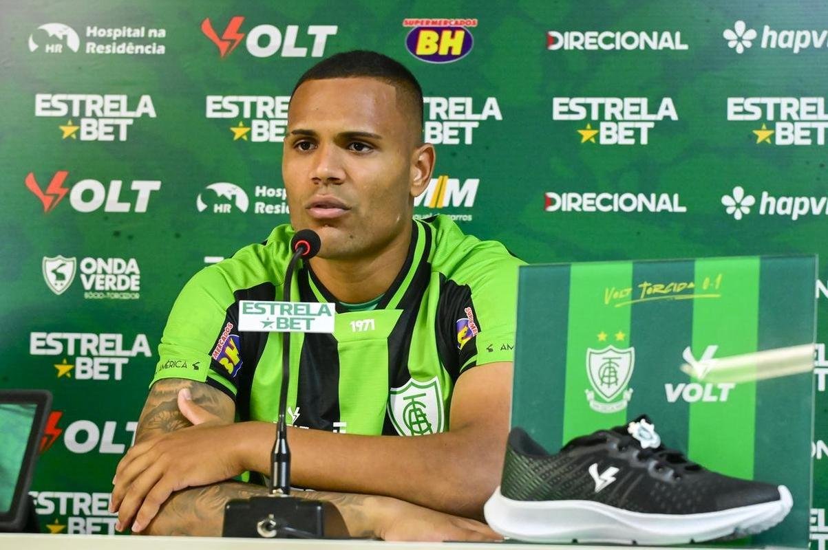 O goleiro Mateus Pasinato e o atacante Mikael foram apresentados pelo Amrica nessa quinta-feira (3/2), no CT Lanna Drumond