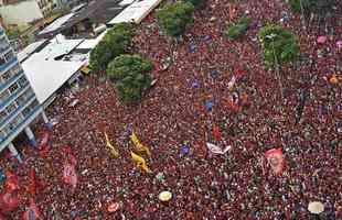 Antes mesmo do avio com os jogadores do Flamengo pousar no Rio de Janeiro, torcedores j faziam a festa na capital carioca