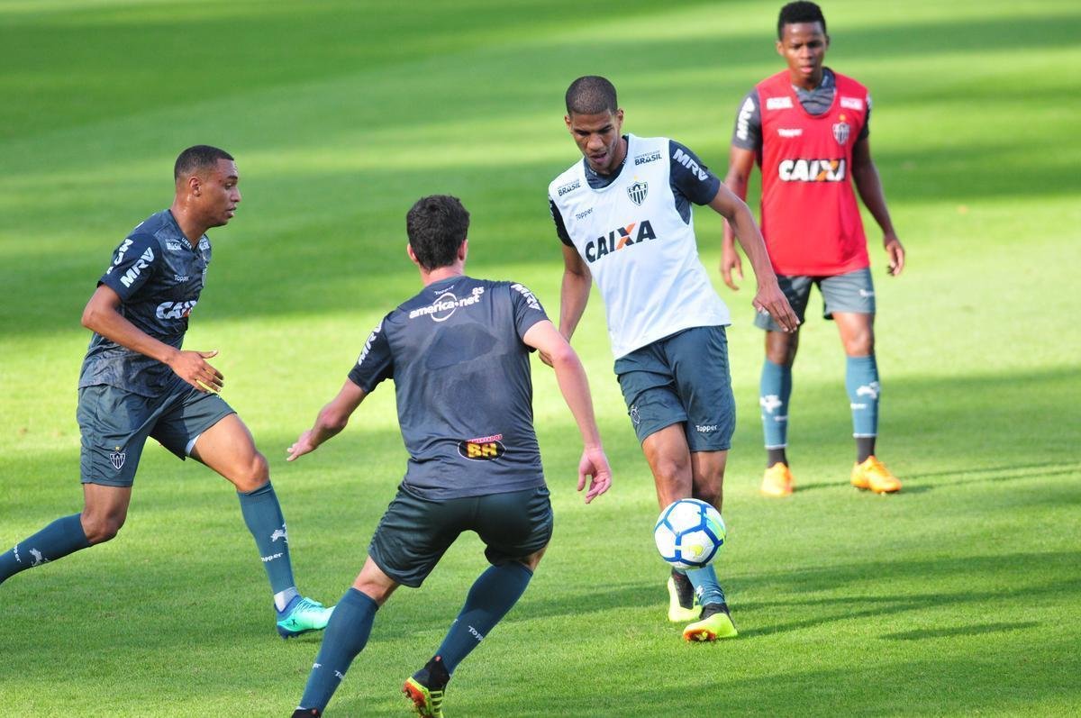 Fotos da apresentao e primeiro treino de Leandrinho no Atltico
