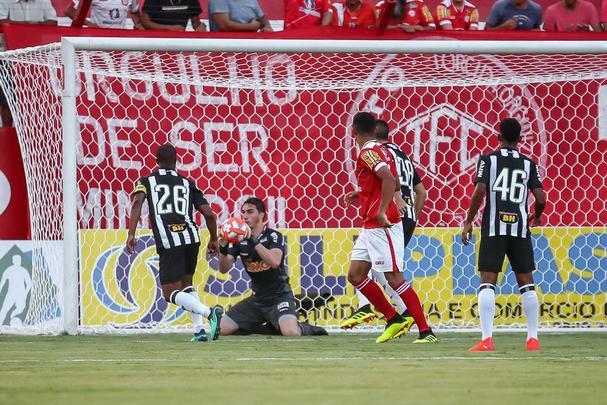Veja imagens do jogo entre Tombense e Atltico