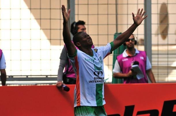 Juninho (volante) - foi um dos poucos que conseguiram jogar bem num elenco que amargou a lanterna no Campeonato Brasileiro. Em 2016, disputou 32 jogos na competio e marcou dois gols. No fim do ano, renovou o contrato por mais duas temporadas e continuou como titular em 2017, quando o Coelho celebrou o bicampeonato da Srie B.