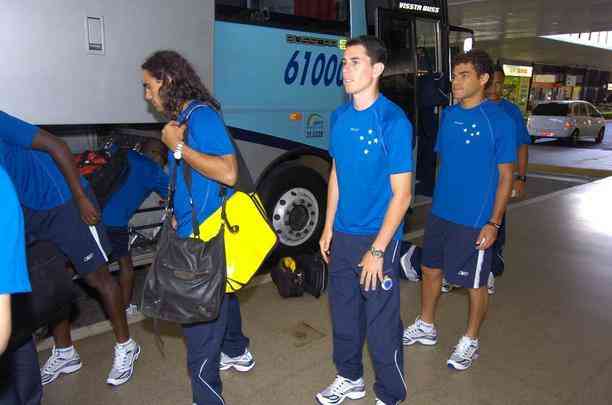 Alessandro (atacante) - Chegou ao Cruzeiro com status de goleador, no fim de 2008. Artilheiro do Ipatinga da Srie B de 2007 e vrios tentos anotados no Japo, o jogador no conseguiu repetir o sucesso na Raposa, fazendo trs jogos e balanando as redes apenas uma vez. Ele ainda chegou a ser retirado do nibus da delegao celeste s vsperas de uma partida no Campeonato Mineiro. Em fevereiro de 2009, o jogador rescindiu com o clube e se transferiu para o Atltico pouco tempo depois.