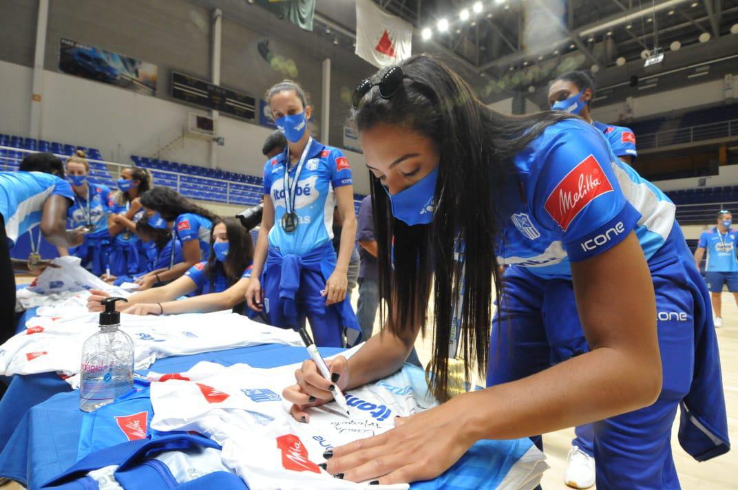 Fotos da chegada das jogadoras do Minas em Belo Horizonte, aps a equipe vencer o Praia Clube e conquistar a Superliga Feminina de Vlei.