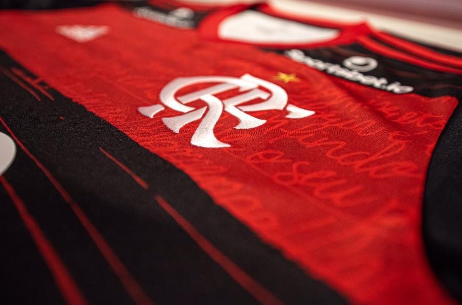 Em fevereiro, o Flamengo lanou a camisa para a temporada 2021. A coleo  assinada pela Adidas. O modelo 'jogador'  vendido por R$399,99, enquanto o 'torcedor' custa R$ 279,99.
