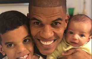 Leo Silva postou foto ao lado dos filhos