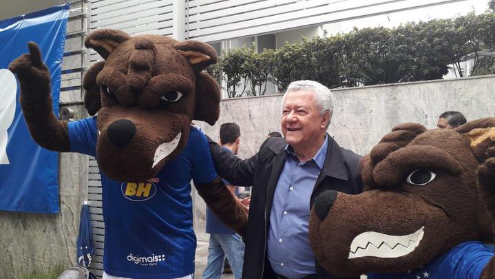 Movimentação na porta da Sede Administrativa do Cruzeiro para o lançamento do 'sócio reconstrução'