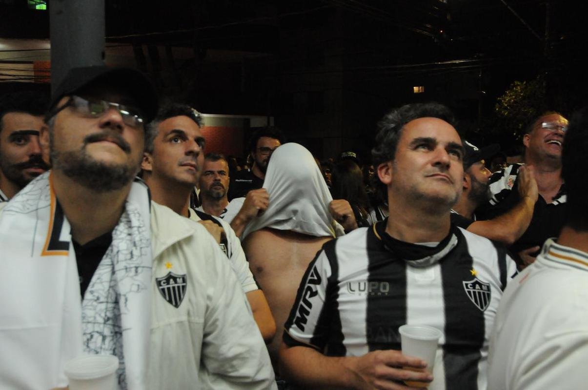 Atleticanos no Bar do Salomo, em BH, durante jogo contra o Bahia. Depois da vitria por 3 a 2 houve muita festa pelo ttulo brasileiro