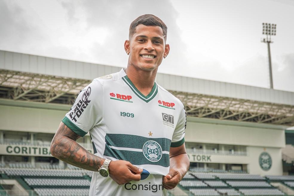 Malton - o lateral de 22 anos est emprestado ao Coritiba at o fim do Campeonato Brasileiro. Ele disputou oito jogos pelo clube paranaense e no marcou gol.