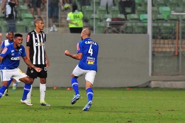 Zagueiro Bruno Rodrigo comemora gol da vitria sobre o Atltico no Horto
