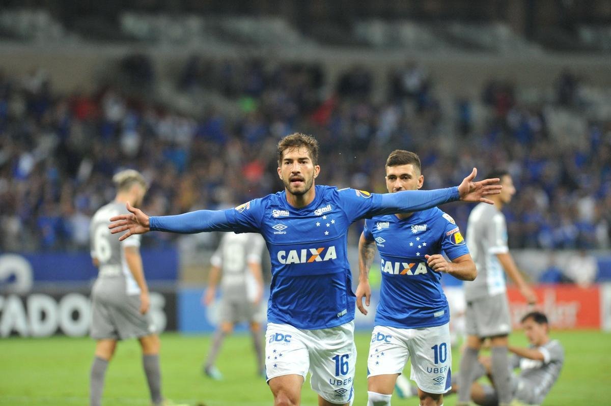 Aos dez minutos, Lucas Silva fez jogada individual e marcou o 2 gol do Cruzeiro em chute de fora da rea