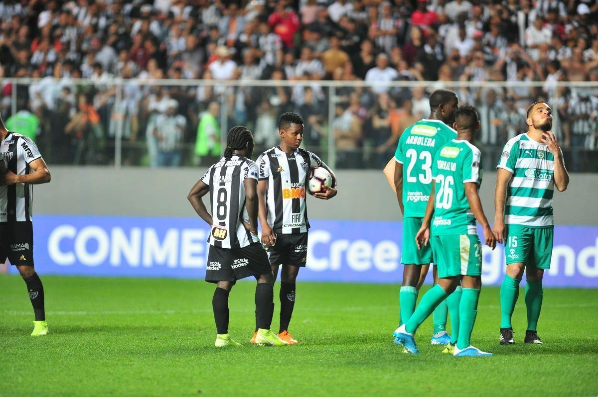 Cazares perde pnalti, Otero marca, mas rbitro invalida gol por invaso da grande rea