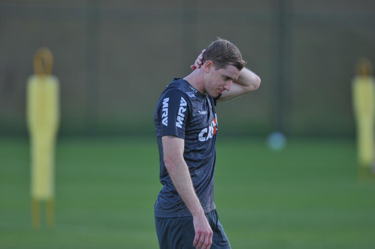 Elenco atleticano fez trabalho ttico orientado por Larghi antes de jogo-treino contra o Coimbra