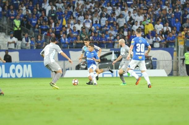 Fotos do primeiro tempo do duelo entre Cruzeiro e Racing, no Mineiro, pelo Grupo 5 da Liberadores