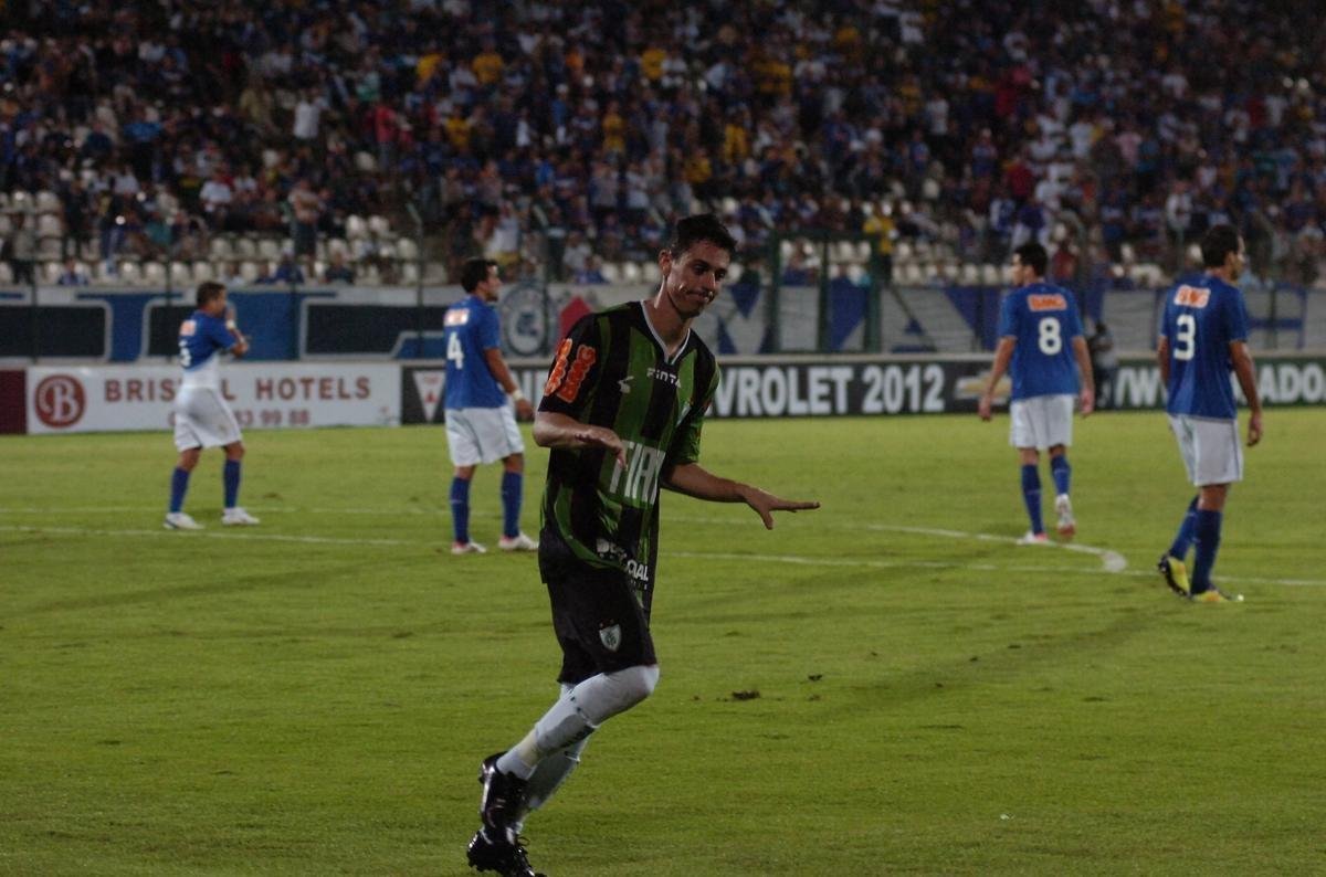Na primeira partida da semifinal do Campeonato Mineiro de 2012, o Amrica superou o Cruzeiro por 3 a 2, na Arena do Jacar, em Sete Lagoas. Gabriel Santos, Rodriguinho e Alessandro marcaram os gols do Coelho na oportunidade.