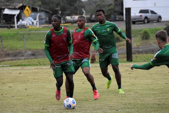 Imagens do treino do América em Criciúma, para duelo pela Copa do Brasil